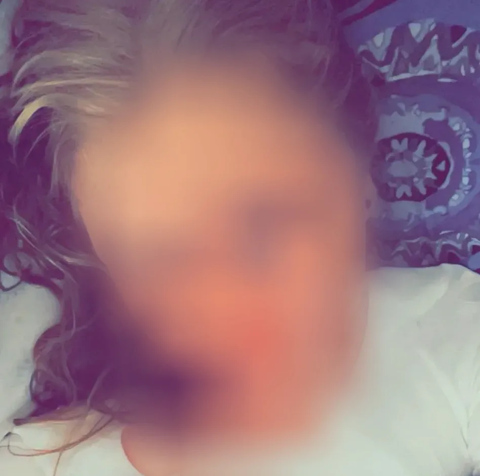 Carys, 22