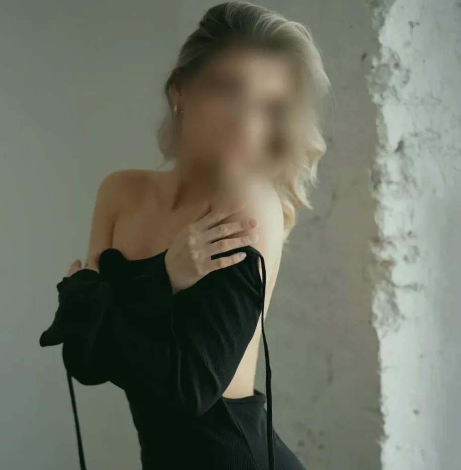 Ellie, 25