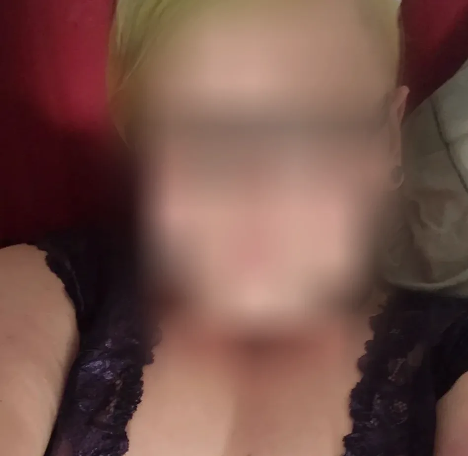 Rhona, 28