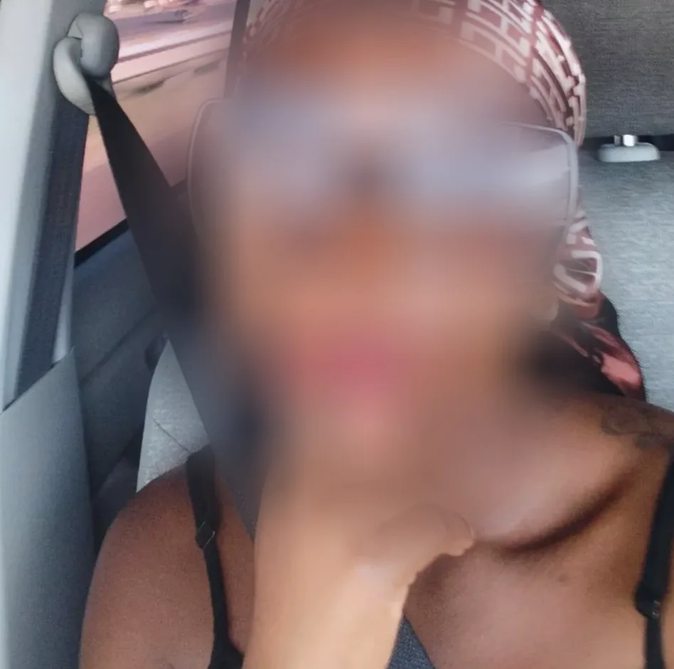 Zoe, 29